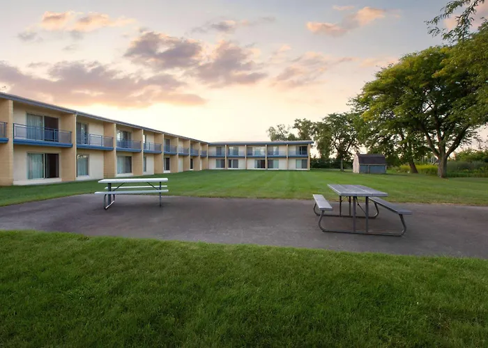 Top Waterfront Hotels in Bay City