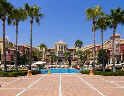 Das Iberostar Malaga Playa lädt mit Pool und Palmen zu entspannten Badetagen ein. Auch eine Runde durchs Mittelmeer ist jederzeit möglich. 